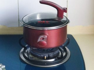 3、一碗面条+清汤寡水阳春面,锅里放水大火煮开