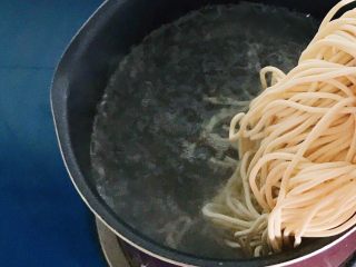 4、一碗面条+清汤寡水阳春面,放入面条