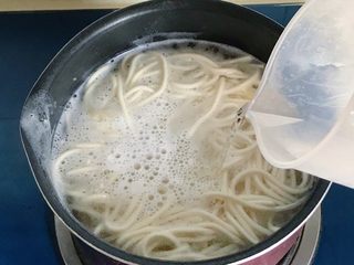 5、一碗面条+清汤寡水阳春面,加盖大火煮开后倒入清水再继续煮开，反复几次