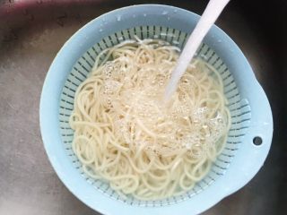 6、一碗面条+清汤寡水阳春面,煮好面条后把面条放进水里冲洗冷却