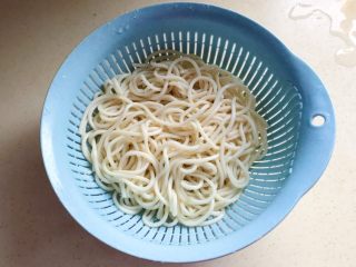 7、一碗面条+清汤寡水阳春面,沥干水分备用
