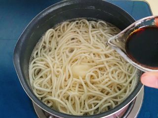 11、一碗面条+清汤寡水阳春面,倒入生抽