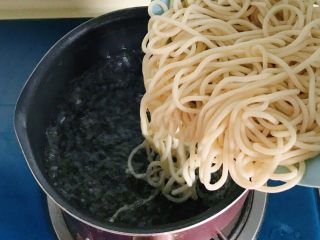 9、一碗面条+清汤寡水阳春面,水开后再次放入面条