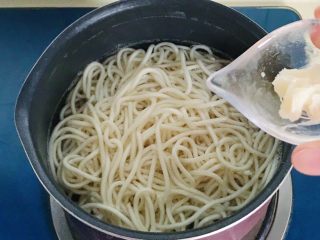 10、一碗面条+清汤寡水阳春面,放入猪油