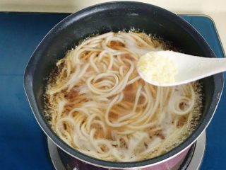 12、一碗面条+清汤寡水阳春面,放少量鸡精