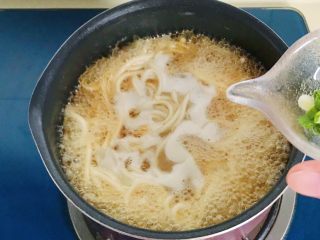 13、一碗面条+清汤寡水阳春面,撒一半葱花