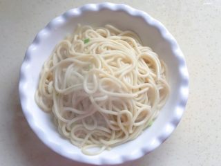 14、一碗面条+清汤寡水阳春面,把面条捞出到碗里