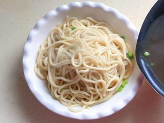 15、一碗面条+清汤寡水阳春面,汤水沿着碗边缓缓地倒入