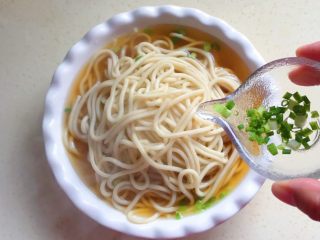 16、一碗面条+清汤寡水阳春面,面条上再把剩余的葱花撒上即可……