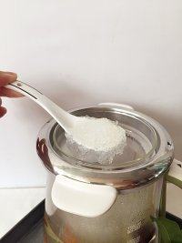 11、金秋玉桂燕窝木瓜盅,将燕窝舀入木瓜盅。