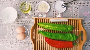 1、青椒炒鸡蛋,准备食材