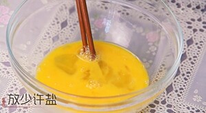 3、青椒炒鸡蛋,鸡蛋中加入少许盐，充分搅拌