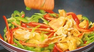 6、青椒炒鸡蛋,倒入鸡蛋翻炒匀即可出锅