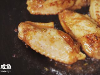 6、桂花红糖鸡翅丨三只咸鱼,用小火煎至两面金黄，注意控制火候，盛出备用
