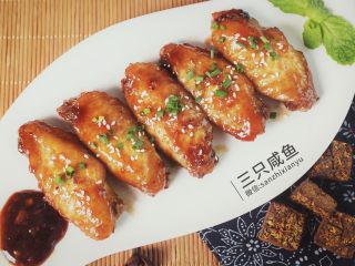 13、桂花红糖鸡翅丨三只咸鱼,甜中带咸，其中的口感只有做过的才知道了，小编已经迫不及待地想去盛饭了