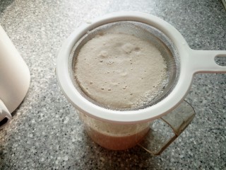 2、豆渣奶香馒头,黄豆，核桃泡一夜，早上起来去皮，在炸成豆浆。在过滤出豆渣。