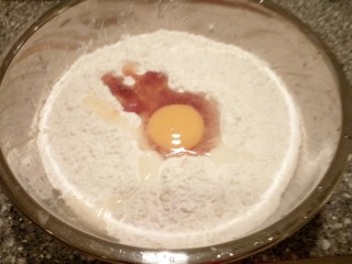 5、豆渣奶香馒头,打一个鸡蛋，倒入蜂蜜豆渣，用牛奶合面。