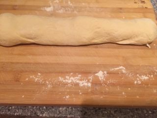 13、豆渣奶香馒头,面团拿出放在案板上在揉一揉，