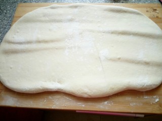 14、豆渣奶香馒头,擀成面皮。