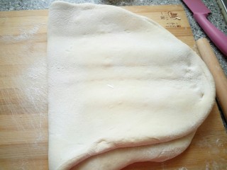 15、豆渣奶香馒头,折起来。