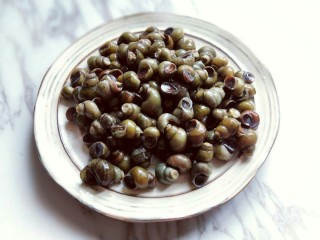 1、深夜食堂&看球必备下酒菜-爆炒螺丝,螺丝买回来清洗两遍，之后放水里滴几滴食用油，养4小时以上，途中可以换水。（我买的是人家剪好的）