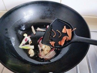 5、深夜食堂&看球必备下酒菜-爆炒螺丝,再加入八角，桂皮，花椒煸炒出香味。