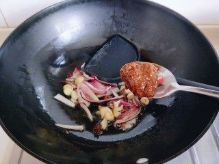 6、深夜食堂&看球必备下酒菜-爆炒螺丝,加入一勺豆瓣酱。