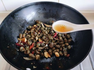 8、深夜食堂&看球必备下酒菜-爆炒螺丝,加入料酒，适当多加一些。