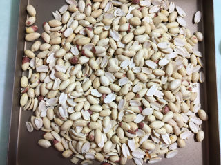 3、小象红糖花生包,烤熟后取出，晾凉后去皮。