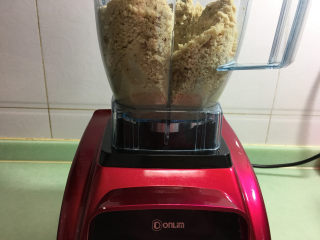 4、小象红糖花生包,将去皮后的花生放入破壁机中打碎。