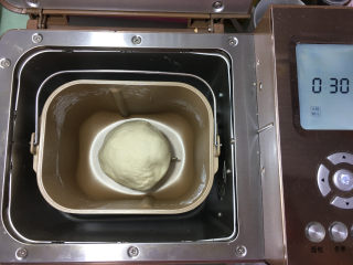 8、小象红糖花生包,10分钟后将面团整圆，利用面包机发酵菜单进行发面30分钟。
