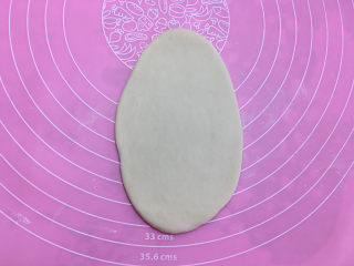 12、小象红糖花生包,取一个面团，擀成椭圆形。