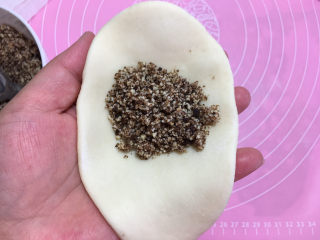 13、小象红糖花生包,然后放入红糖花生馅。