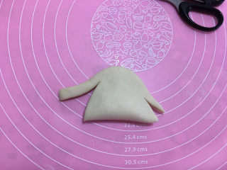 15、小象红糖花生包,用剪刀剪出小象的鼻子和尾巴。