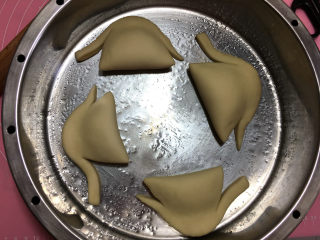 16、小象红糖花生包,都整形好后放入蒸锅中。