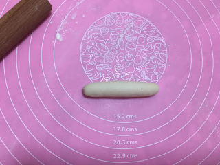 17、小象红糖花生包,接下做小象的耳朵，取最小的面团搓成长条。