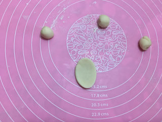 19、小象红糖花生包,取一份搓圆后擀成椭圆形。