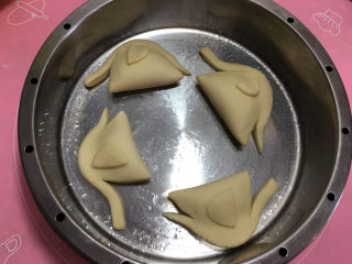 21、小象红糖花生包,放在小象头上位置，进行醒发20分钟。