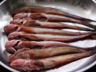 5、不加一滴油的清蒸海光鱼????,沥干水分把光鱼整齐的码放在盘子里面