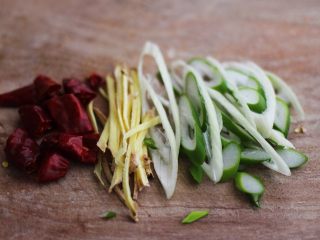 6、不加一滴油的清蒸海光鱼????,葱姜切丝、干辣椒切段