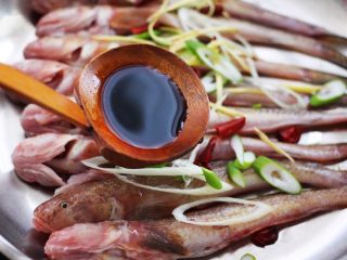 8、不加一滴油的清蒸海光鱼????,倒入蒸鱼豉油、料酒和适量盐