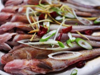 9、不加一滴油的清蒸海光鱼????,把调料搅拌均匀后