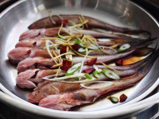 10、不加一滴油的清蒸海光鱼????,蒸锅倒入适量清水大火烧开后、放入码好的光鱼