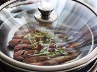 11、不加一滴油的清蒸海光鱼????,盖上锅盖大火蒸6分钟即可关火