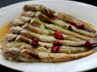 12、不加一滴油的清蒸海光鱼????,把蒸好的光鱼换个好看一点的盘子、不换也可以、我是为了拍照、把葱姜丝挑出来不要