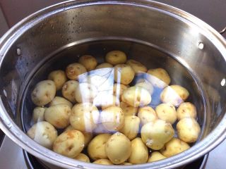 3、烤肉香辣酱煎小土豆,锅中放水，把土豆煮熟