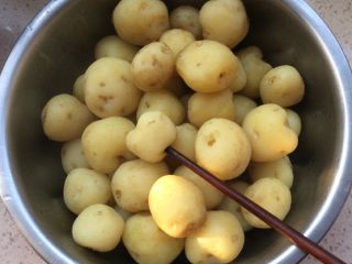4、烤肉香辣酱煎小土豆,土豆用筷子轻轻扎扎透，就熟了