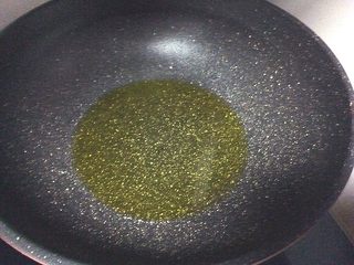 7、烤肉香辣酱煎小土豆,起锅热油