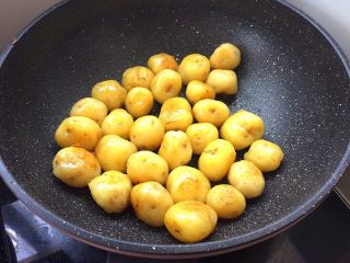 9、烤肉香辣酱煎小土豆,煎至稍黄