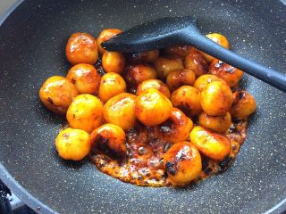 11、烤肉香辣酱煎小土豆,煎至金黄色，倒入香辣酱，大火翻炒至土豆裹满酱汁即可出锅